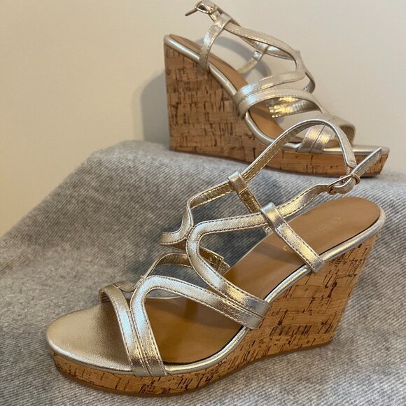 💫 Effortless Style: Le Chateau Golden Wedge Sandals (Size 7 / 38) 💫 - Picture 3 of 9